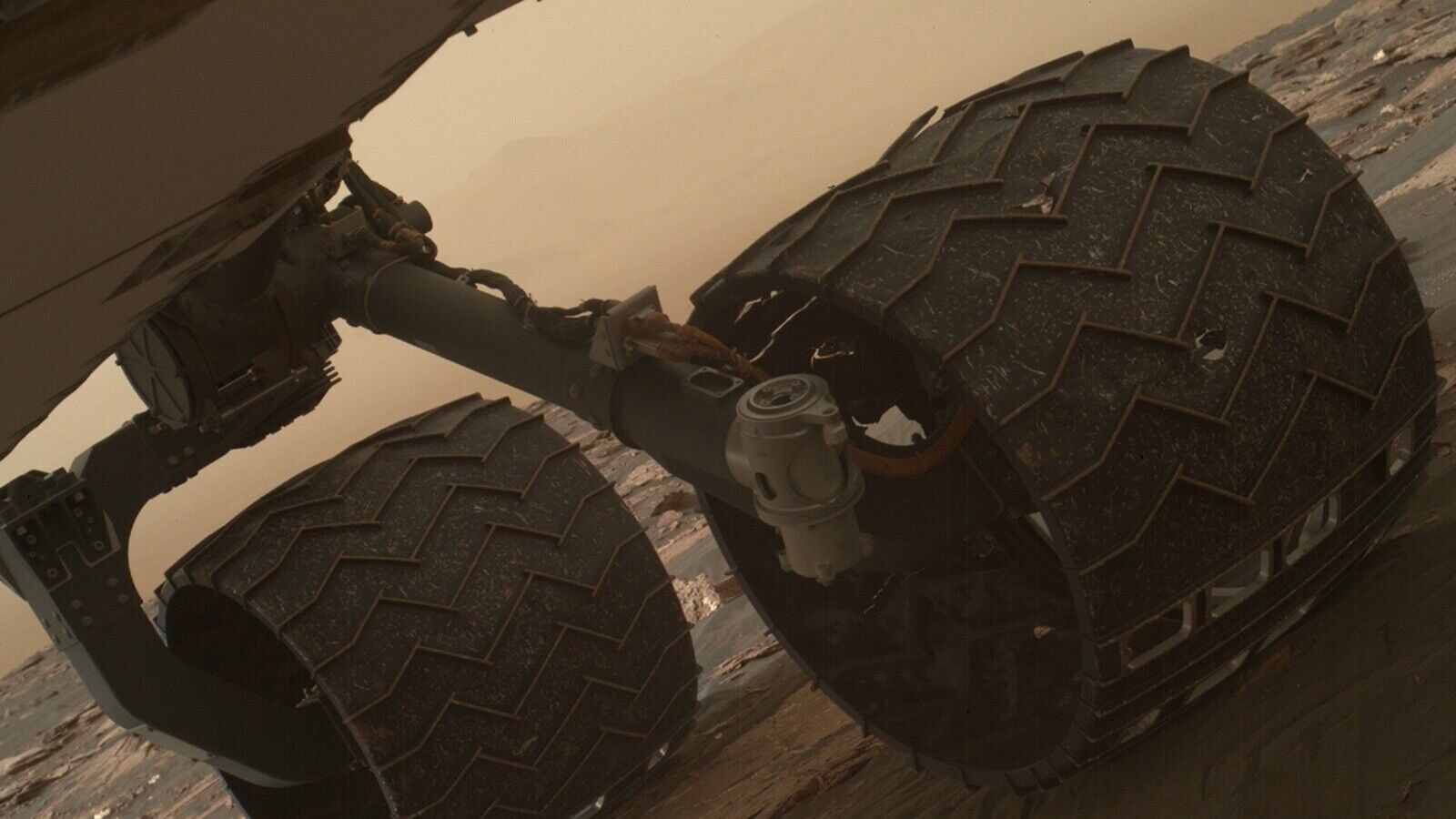 Curiosity rover comes up against dangerous 'scaly' terrain on Mars